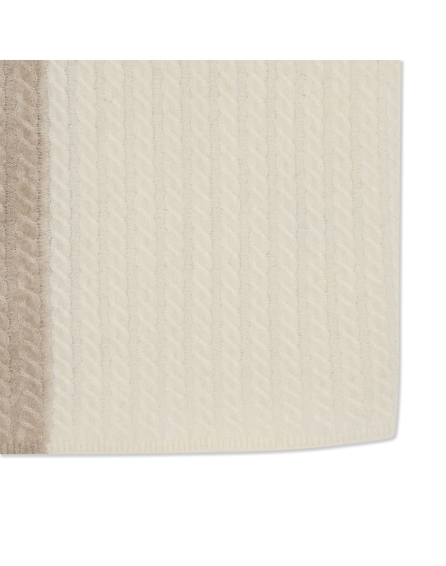 유닛 알파카 블렌드 크루넥 컬러링 케이블 스노우베리 풀오버 (UFKKCN419N-BEIGE) 착용컷