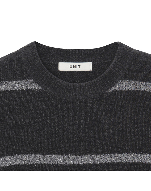 유닛 셔닐 글리터 스트라이프 크루넥 아카시아 풀오버 (UFKKCN41DN-SILVER) 착용컷