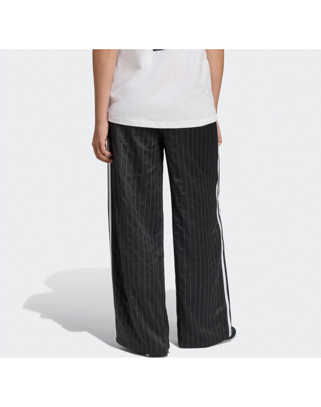 에비씨마트 [갤러리아] [ADIDAS] PIN STRIPE SATIN PANTS KD2295 착용컷