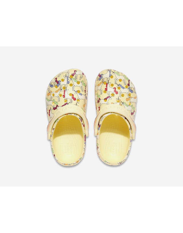 에비씨마트 [갤러리아] [CROCS] 클래식 유니콘 그래픽 클로그 토들러 CRS212515 YELLOW 착용컷
