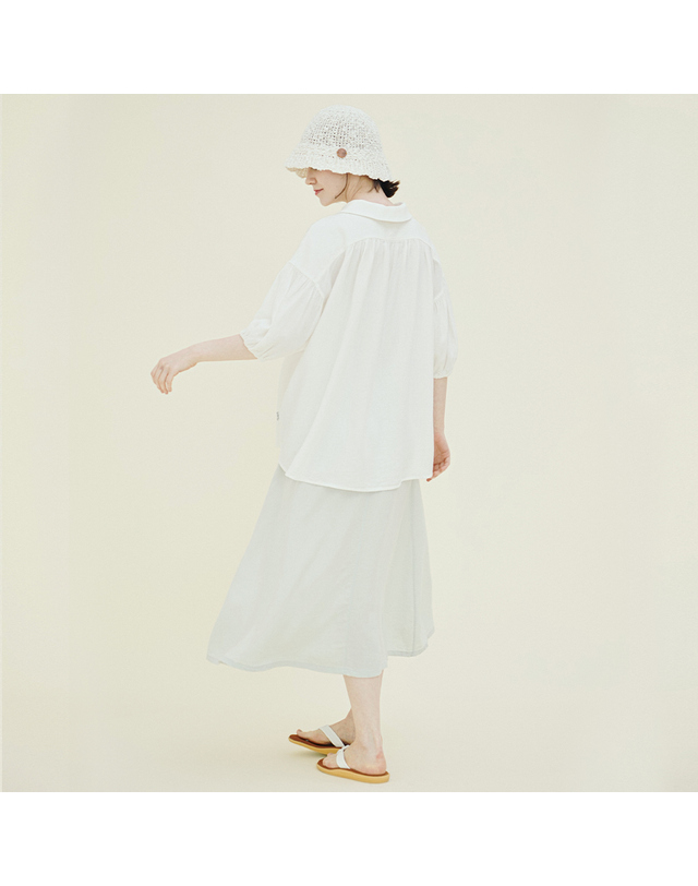 치키타 퍼프 블라우스 5부 (린넨) 아이 242306SIV 착용컷
