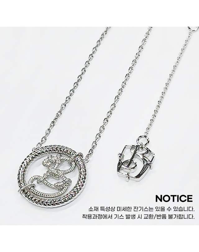 버버리 버버리 노티컬 노트 B 펜던트 목걸이 8107025 착용컷