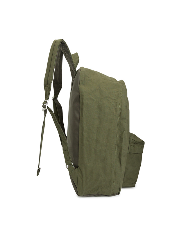 나나미카 26FW 나나미카 데이 백팩 S25SO105E OLIVE DRAB (남여공용) 착용컷