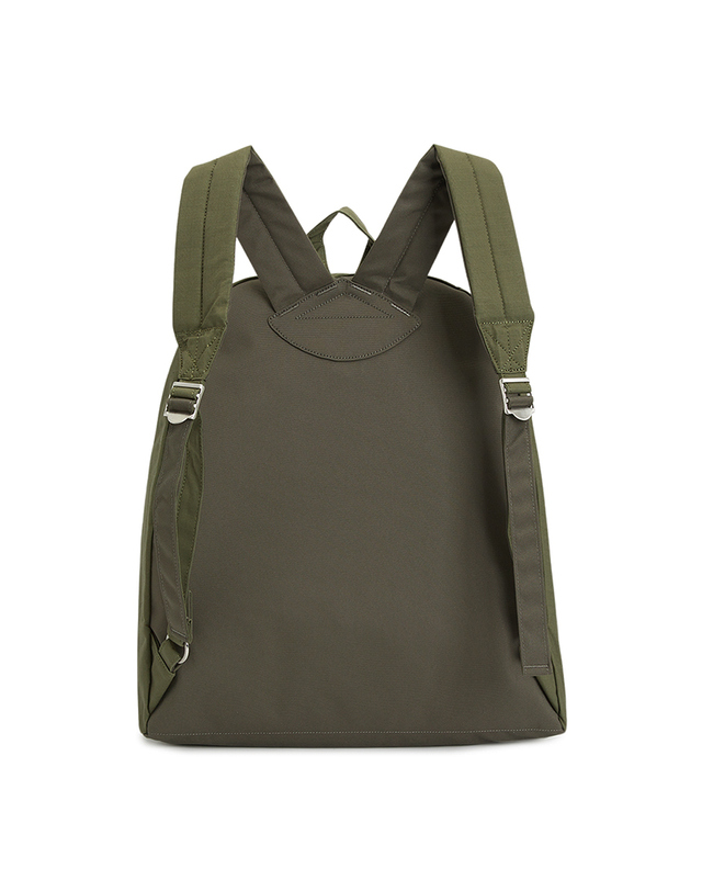 나나미카 26FW 나나미카 데이 백팩 S25SO105E OLIVE DRAB (남여공용) 착용컷