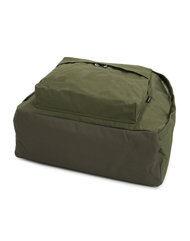 나나미카 26FW 나나미카 데이 백팩 S25SO105E OLIVE DRAB (남여공용) 착용컷