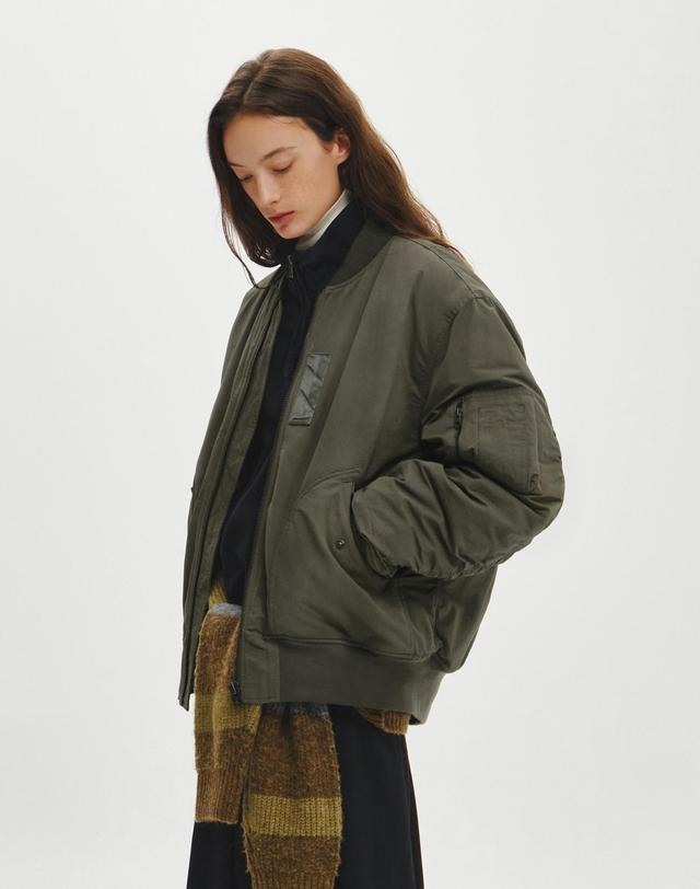 힐리먼트 포그 MA-1 패딩 점퍼 (KHAKI) 착용컷