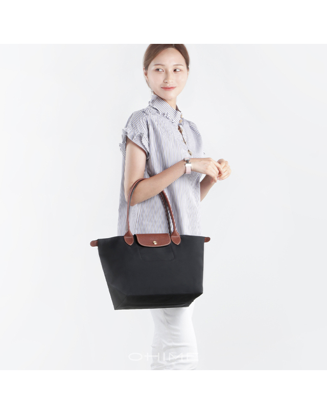 롱샴 롱샴백 숄더 르플리아쥬 미듐 2605089001 블랙 착용컷