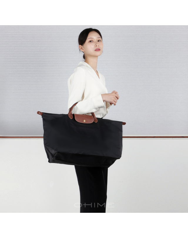 롱샴 롱샴 토트백 르 플리아쥬 트래블백 라지 블랙 L1624089001 착용컷