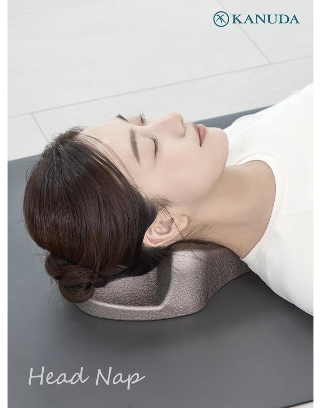 가누다 가누다 골드라벨 라르고(Soft) 기능성 경추베개 싱글세트 (베개1+머리냅1) 착용컷