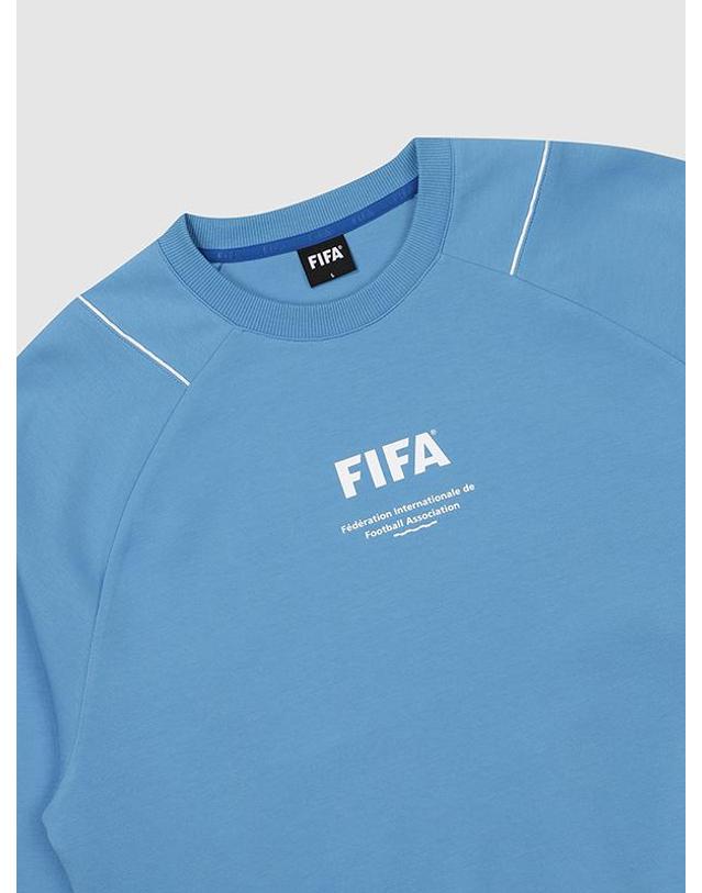 피파1904 [FIFA 1904] 파이핑 포인트 레귤러 핏 맨투맨 블루(FF32MR52U_220) 착용컷
