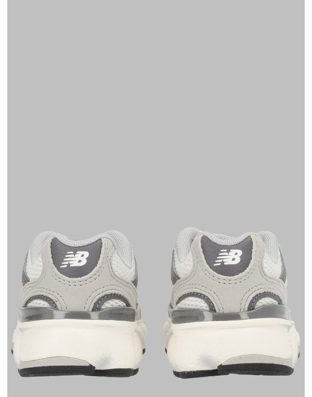 뉴발란스 [해외직구] 26 F/W 뉴발란스 스니커즈 (KIDS 상품) P60394TK_RAINCLOUD/DARKSILVER B0042334577 착용컷