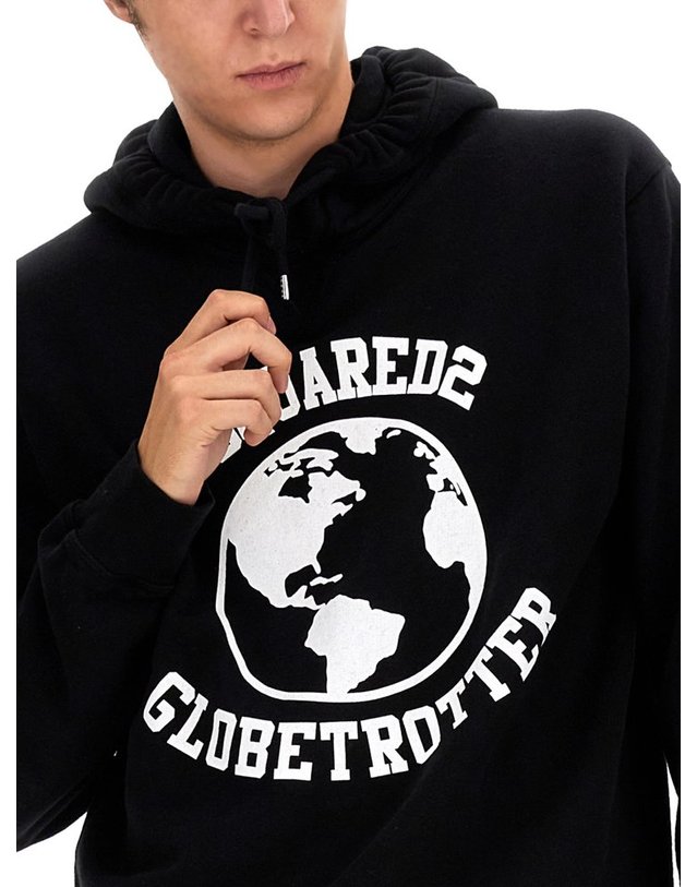 디스퀘어드2 [해외직구] 22 F/W 디스퀘어드2 GLOBETROTTER 맨투맨 S74GU0646_S25553900 B0040184055 착용컷