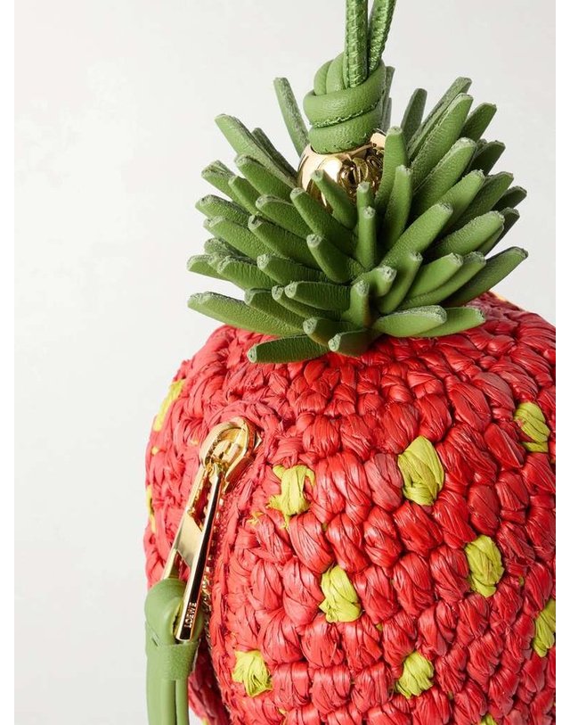 로에베 [해외직구] 로에베 PAULAS IBIZA STRAWBERRY 레더 라피아 파우치 C643SCCX01 B0082122283 착용컷