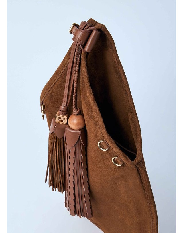 미우미우 [해외직구] 25 F/W 미우미우 스웨이드 핸드백 WITH TASSELS 5BA295 2CSS F0316 B0111655334 착용컷