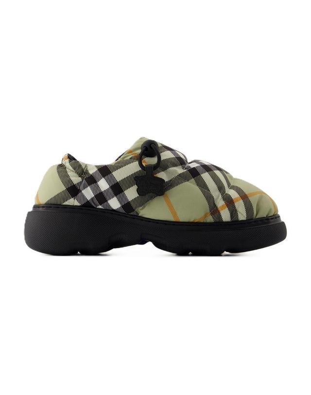 버버리 [해외직구] 24 F/W 버버리 필로우 로우 뮬 BURBERRY 나일론 베이지 8094483 B0731451407 착용컷