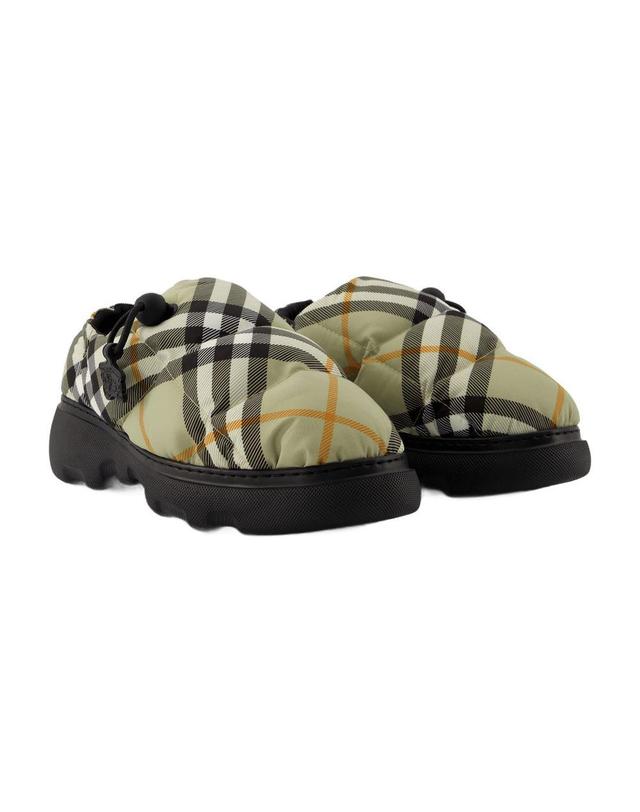 버버리 [해외직구] 24 F/W 버버리 필로우 로우 뮬 BURBERRY 나일론 베이지 8094483 B0731451407 착용컷