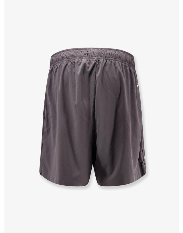 스톤아일랜드 [해외직구] 26 S/S 스톤 아일랜드 나일론 버뮤다 쇼츠 WITH 엠브로이드 로고 온 더 백 L1S15L100005S0G13V0065 B0651930520 착용컷
