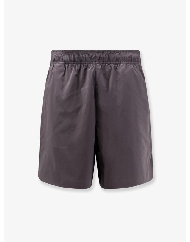 스톤아일랜드 [해외직구] 26 S/S 스톤 아일랜드 나일론 버뮤다 쇼츠 WITH 엠브로이드 로고 온 더 백 L1S15L100005S0G13V0065 B0651930520 착용컷