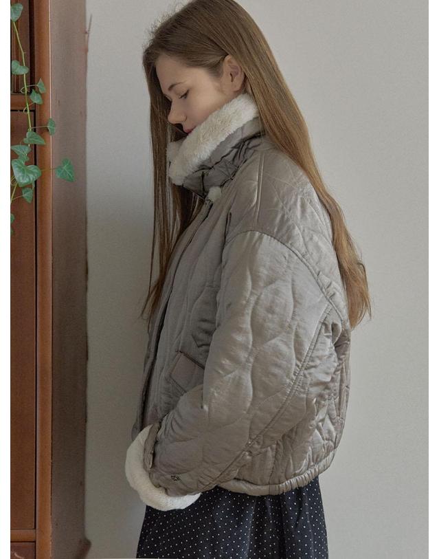 아방 Wave Quilting Short Padding - KHAKI 착용컷