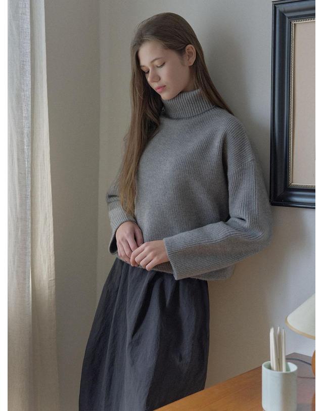 아방 Turtleneck Crop Knit Pullover - GREY 착용컷