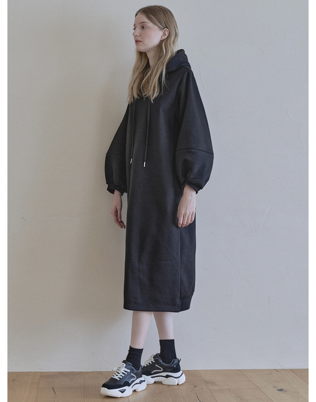 아방 Volume Sleeve Long Hooded Dress - BLACK (기모) 착용컷