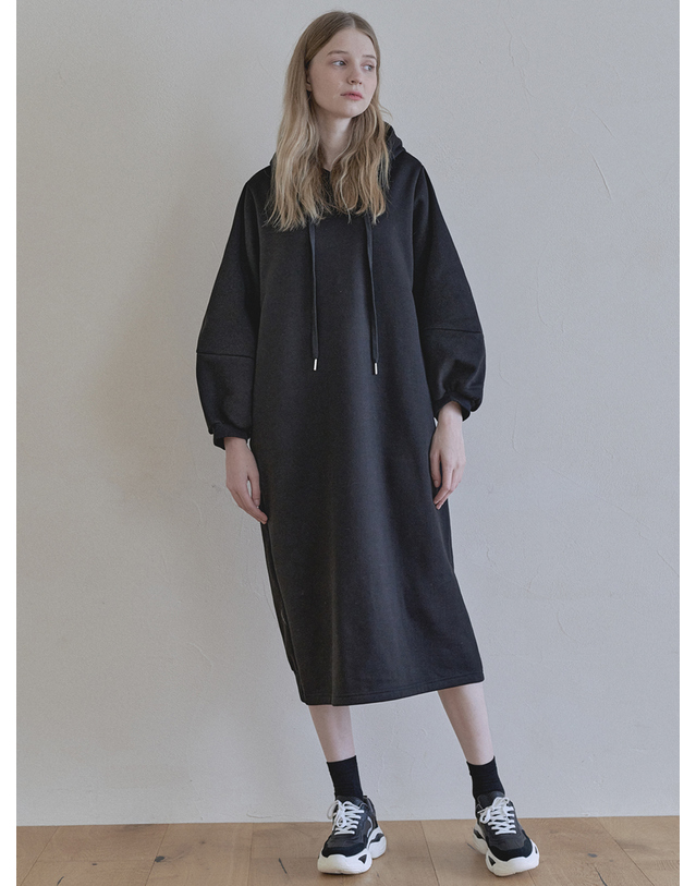 아방 Volume Sleeve Long Hooded Dress - BLACK (기모) 착용컷