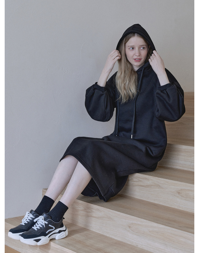아방 Volume Sleeve Long Hooded Dress - BLACK (기모) 착용컷