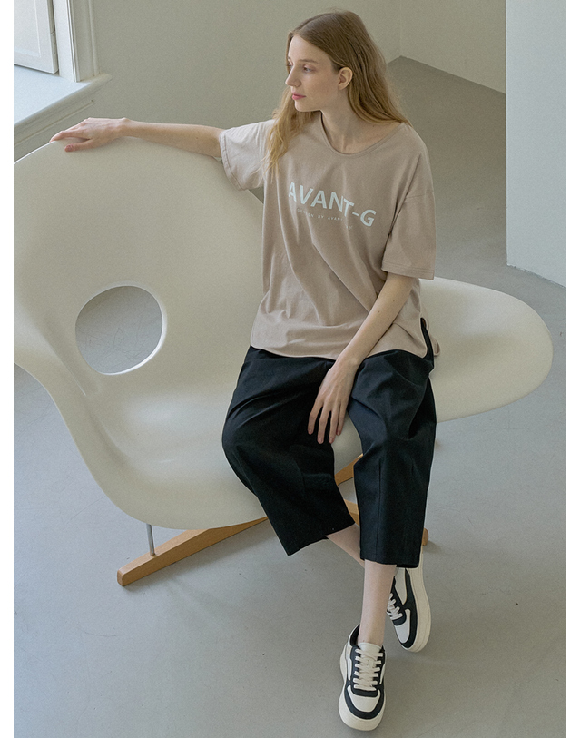아방 V-neck Overfit Logo T-shirt - BEIGE 착용컷