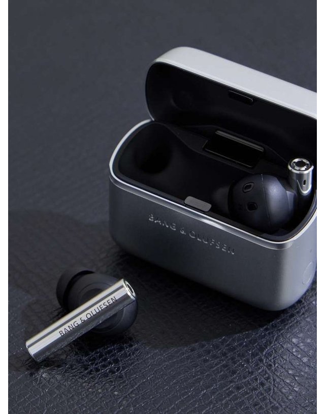 뱅앤올룹슨 [해외직구] 뱅앤올룹슨 BEO 그레이스 실버톤 알루미늄 EARPHONES 1240900 B0082325732 착용컷