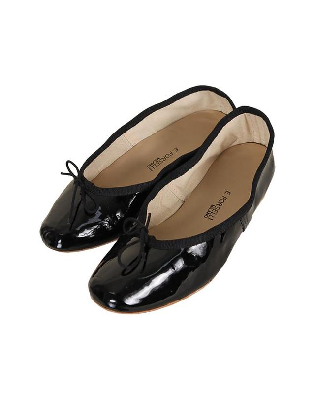 포셀리 포셀리 26SS 여성 레더 플랫슈즈 유광블랙 PO DS 29 착용컷