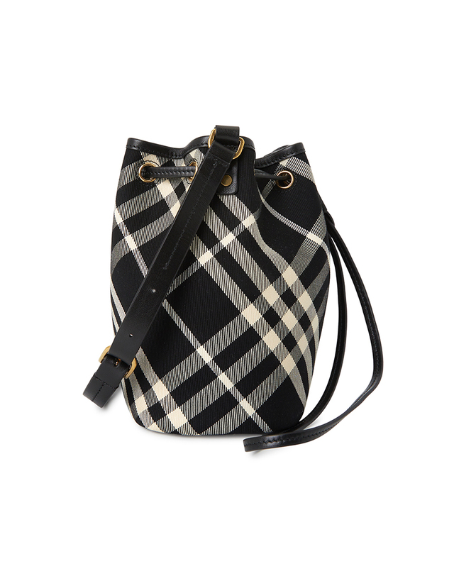 버버리 버버리 여성 버킷백 MN DRAWSTRING BUCKET 8095057 착용컷