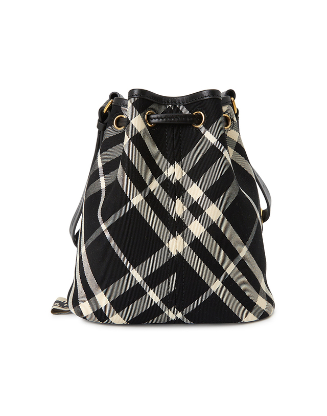 버버리 버버리 여성 버킷백 MN DRAWSTRING BUCKET 8095057 착용컷