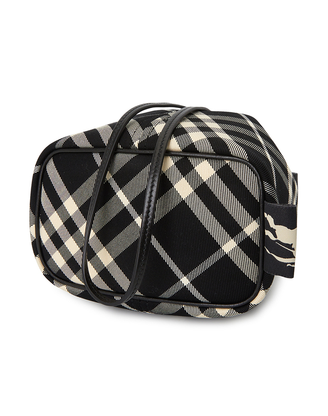 버버리 버버리 여성 버킷백 MN DRAWSTRING BUCKET 8095057 착용컷