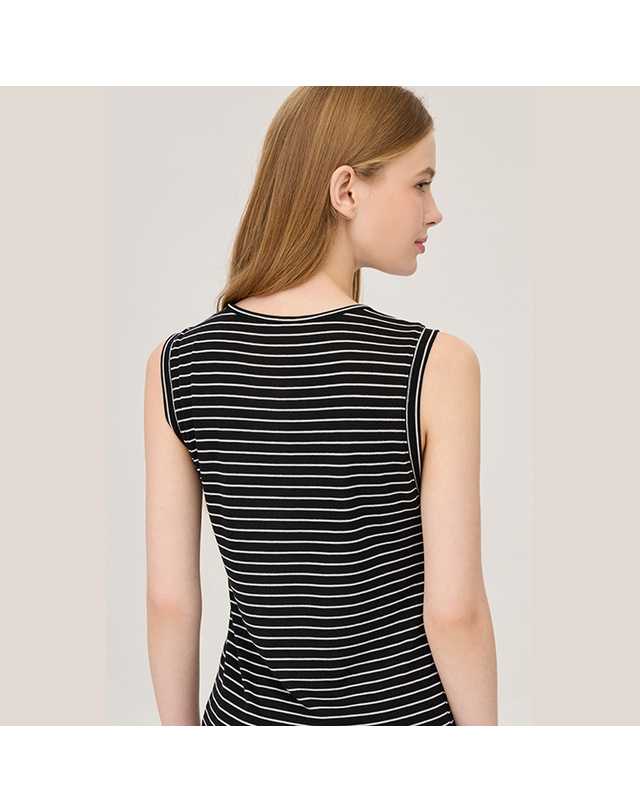베네통 하프 버튼 스트라이프 슬리브리스_BATS94541BK 착용컷