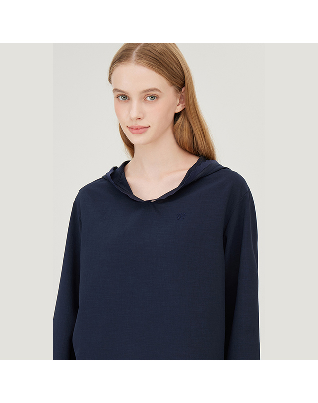 베네통 [Online Exclusive] 스캘럽 후드 블라우스_BABLE1541NY 착용컷