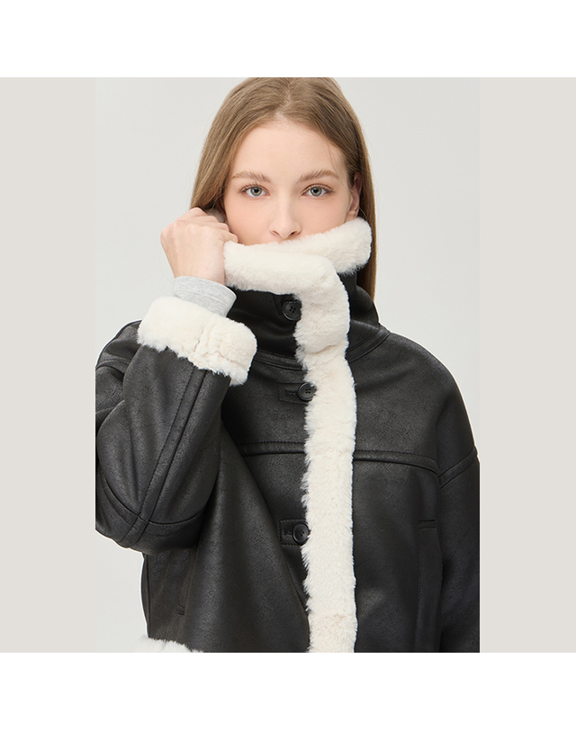 베네통 [Online Exclusive] 무스탕 가죽 점퍼_BAJPE1561BK 착용컷
