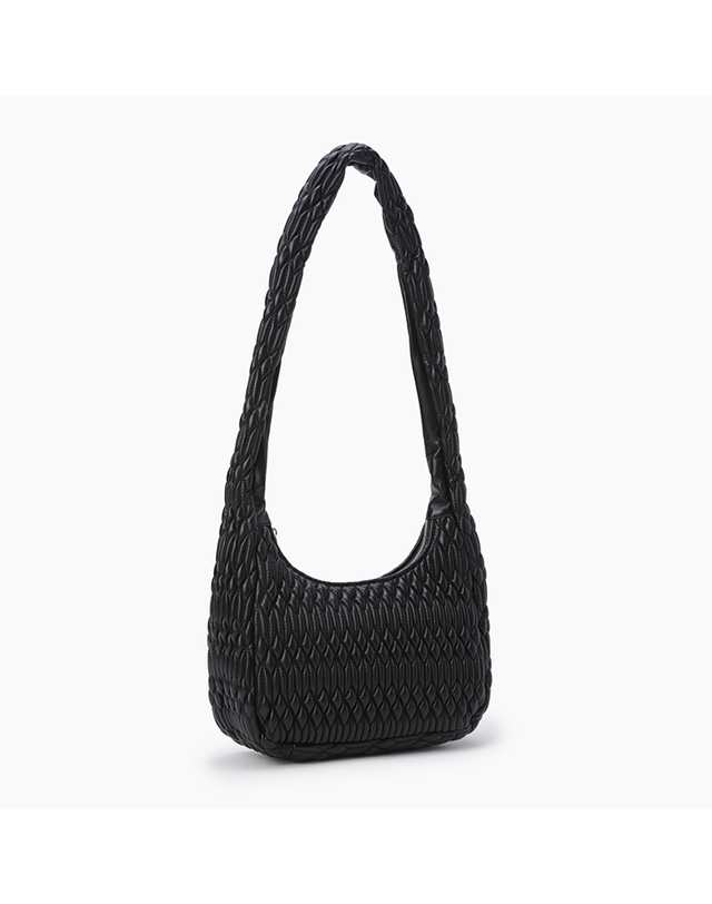 베네통 퀼팅 호보백_BCBG51561BK 착용컷