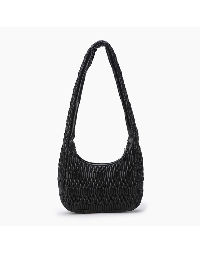 베네통 퀼팅 호보백_BCBG51561BK 착용컷