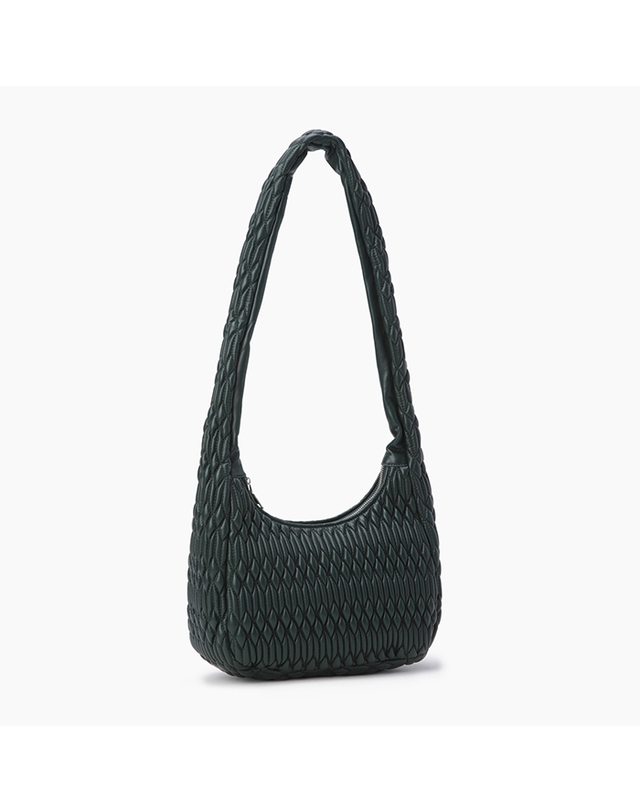 베네통 퀼팅 호보백_BCBG51561GN 착용컷