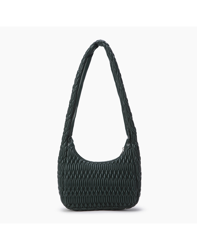 베네통 퀼팅 호보백_BCBG51561GN 착용컷