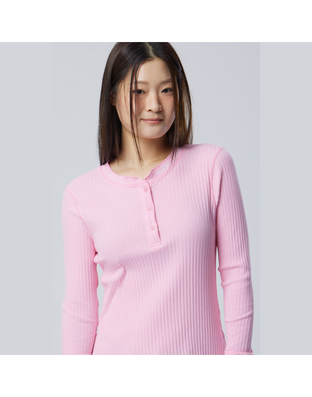 베네통 자수 헨리넥 티셔츠_BATS91611PK 착용컷