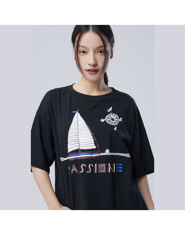 베네통 [Online Exclusive] 보트 엠보 프린팅 티셔츠_BATSE6631BK 착용컷