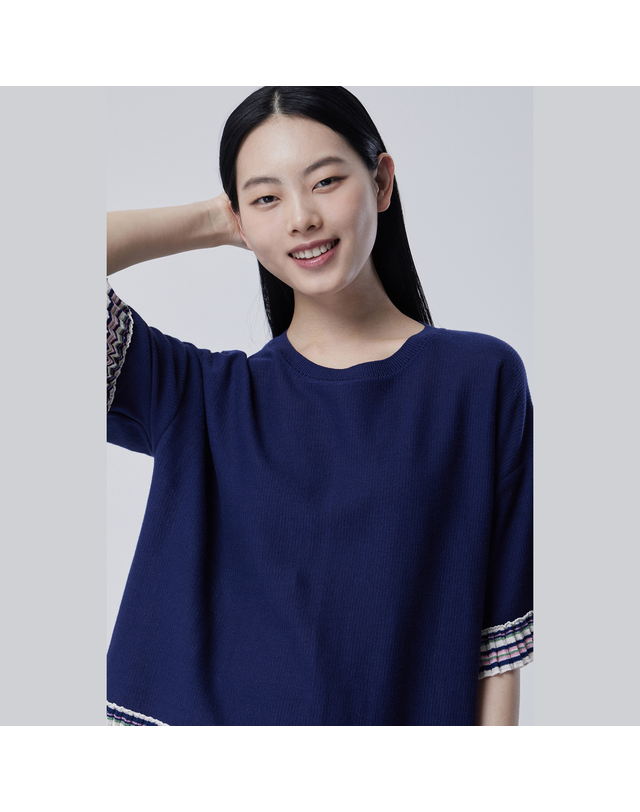 베네통 스트라이프 플리츠 헴 니트_BAKP59631NY 착용컷