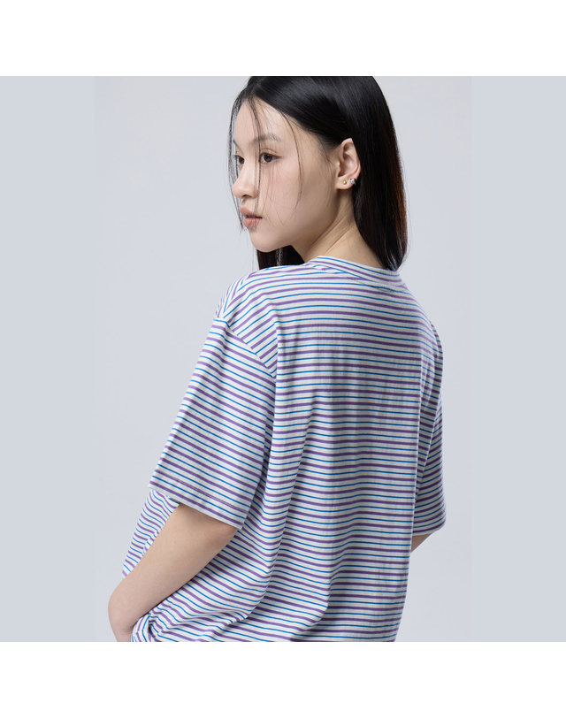 베네통 포켓 자수 스트라이프 티셔츠_BATSF5631VO 착용컷