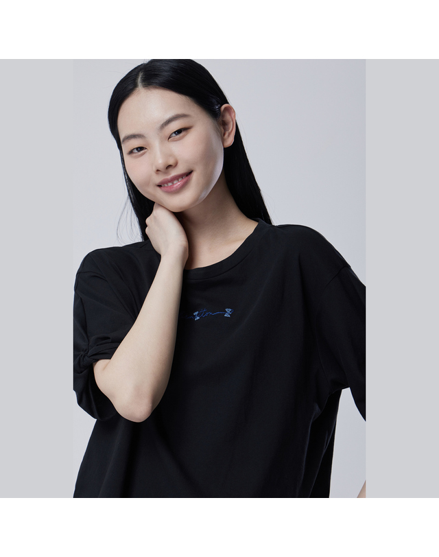 베네통 노트 커프스 반팔 티셔츠_BATS56631BK 착용컷