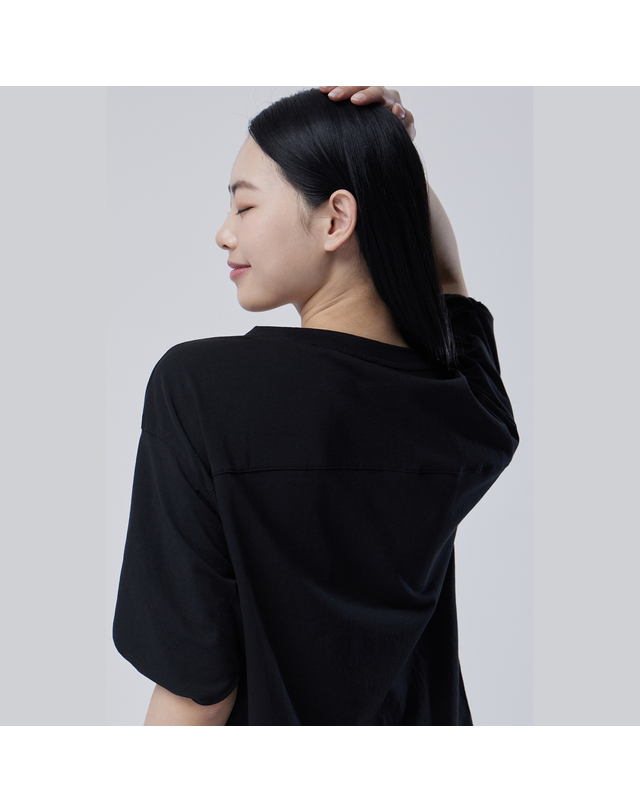 베네통 노트 커프스 반팔 티셔츠_BATS56631BK 착용컷