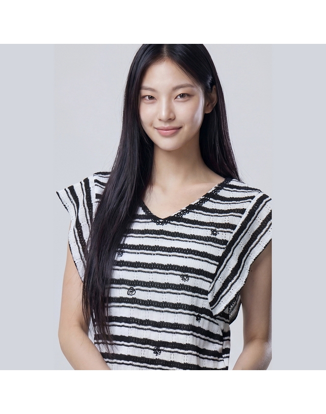 베네통 스트라이프 브이넥 니트 블라우스_BABL73631BK 착용컷
