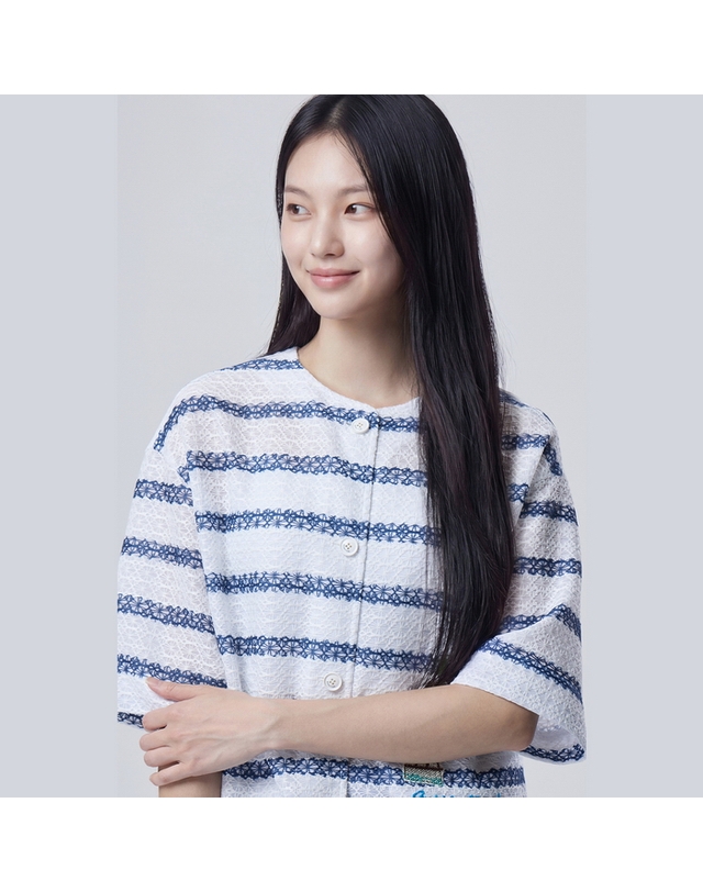 베네통 크로셰 레이스 스트라이프 자켓_BAJK51631BL 착용컷