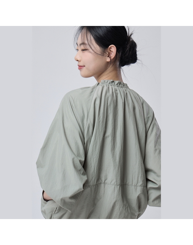 베네통 셔링 넥 스트링 점퍼_BAJP58631LK 착용컷
