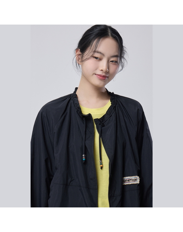 베네통 셔링 넥 스트링 점퍼_BAJP58631BK 착용컷